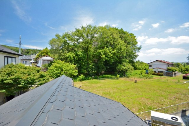 飯能市中山　中古一戸建　～サンルームのあるお家～の展望|2階北側洋室からの眺望。北側は広く開けており、緑も多く開放的な立地です