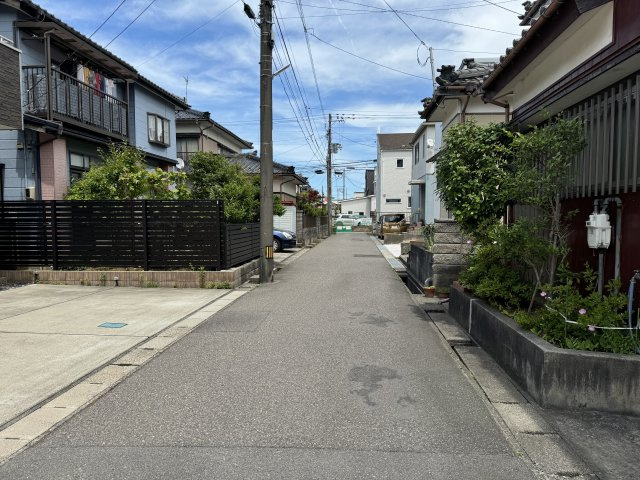 中央区弁天橋通２丁目　中古戸建の前面道路含む現地写真|しっかり舗装もされているので、ベビーカーや自転車で通っても快適に通行できます。