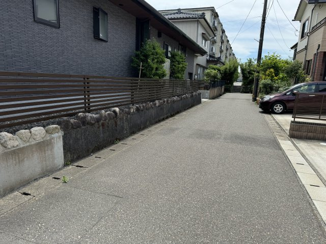 中央区弁天橋通２丁目　中古戸建の前面道路含む現地写真|しっかり舗装もされているので、ベビーカーや自転車で通っても快適に通行できます。