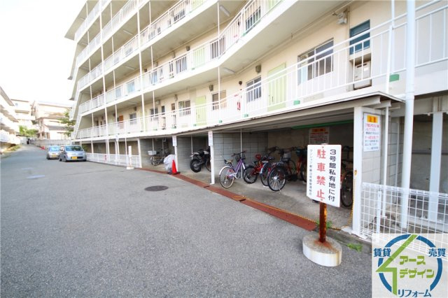 マンション朝霧2号棟の駐車場