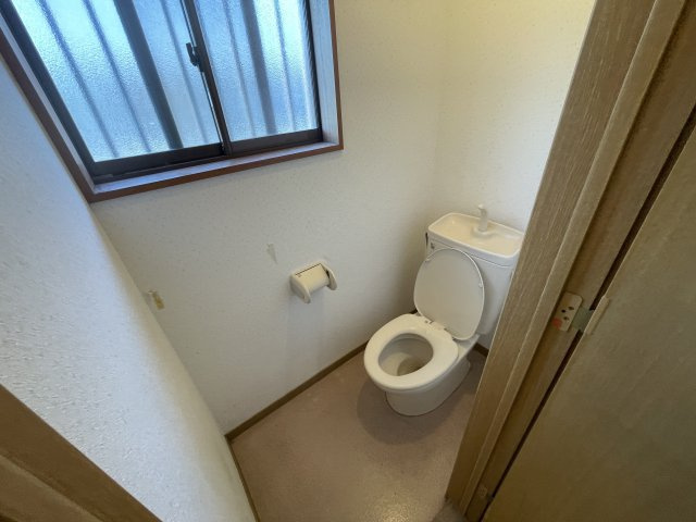 知多市八幡字東水代の一戸建てのトイレ