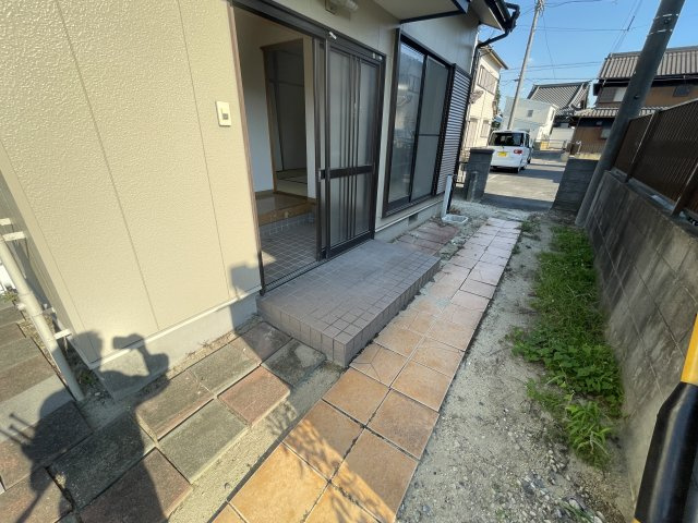 知多市八幡字東水代の一戸建てのエントランス