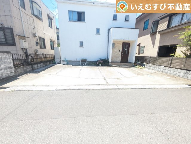 熊谷市日向　中古戸建の駐車場|並列3台駐車可能なゆとりのカースペース
複数台車をお持ちでも、お友達が遊びに来てもゆとりの駐車スペース！