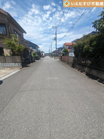 熊谷市日向　中古戸建の前面道路含む現地写真|充分な広さの前面道路
間口が広くお車の出し入れも問題なく行えるスペースが確保されています♪