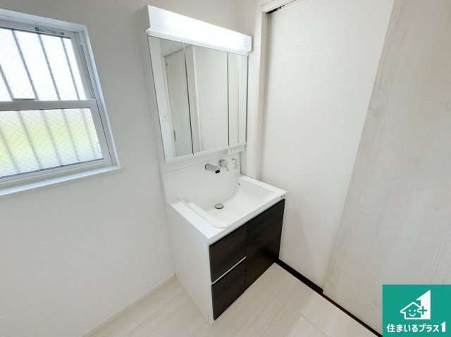 25(土)26(日)29(祝)現地説明会　堺市美原区平尾　限定1邸の独立洗面台|清潔感のある洗面台です。フラットな鏡は掃除がしやすく毎日清潔！鏡裏には収納があるのでスッキリとした洗面台が保てます。