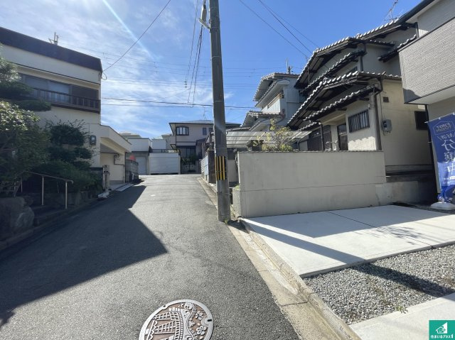 25(土)26(日)29(祝)現地説明会　堺市美原区平尾　限定1邸の前面道路含む現地写真|周辺は閑静な住宅街！前面道路広々で車の出し入れも便利です。駐車が苦手な方でも安心して車庫入れできます！