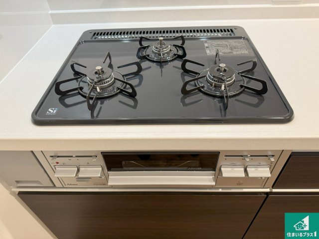 25(土)26(日)29(祝)現地説明会　堺市美原区平尾　限定1邸の設備|ダブル高火力Ｓｉセンサー付きコンロ！３口あるので、まとめて料理をする時も大活躍！