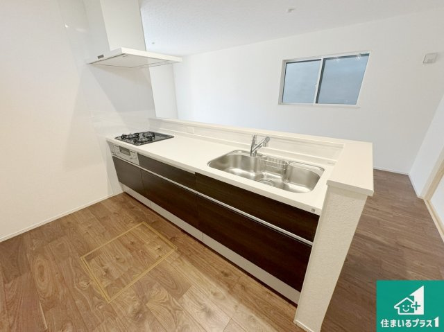 25(土)26(日)29(祝)現地説明会　堺市美原区平尾　限定1邸のキッチン|シンプルなリビングは、観葉植物等のインテリアを楽しめますね！パパ好みにも、ママ好みにも家具次第で雰囲気を変えることができます！