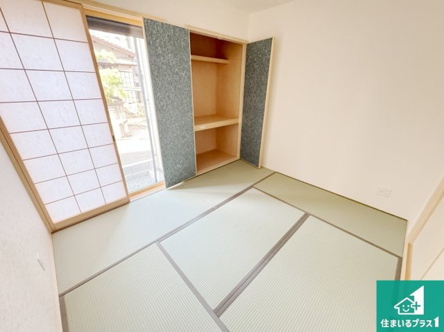 9(土)10(日)現地説明会　堺市美原区平尾　限定1邸の和室|一室あると便利な和室は客間としてだけでなく、小さなお子様のプレイルームや食後のくつろぎスペースとしてもご利用いただけます。収納もついていますので大活躍間違いなし！