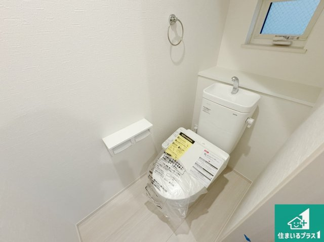 堺市美原区平尾　第5期　未入居一戸建てのトイレ|1・2階の2ヶ所にあるので、朝の忙しい時間の順番待ちもなく、深夜の利用にも大変便利です。