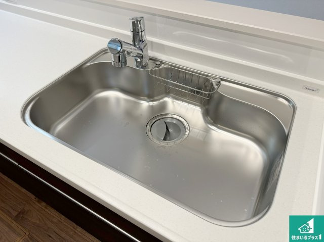 堺市美原区平尾　第5期　未入居一戸建ての設備|蛇口の先端に浄水器を内蔵しています！原水と浄水、お湯と冷水、シャワーの切替えがワンタッチなので用途によって使い分けられます。