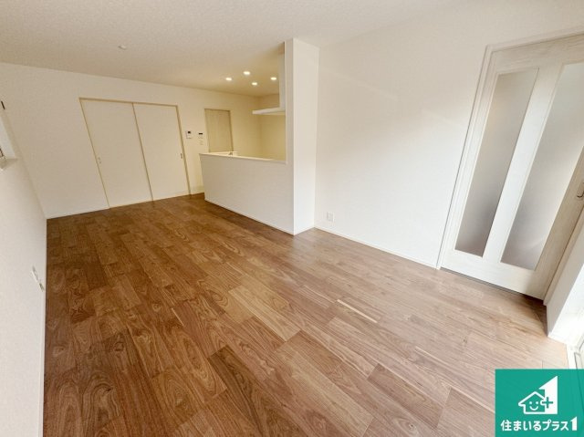 堺市美原区平尾　第5期　未入居一戸建ての居間・リビング|日当たり良好の明るいリビングで朝の目覚めもスッキリできそう！対面キッチンでご家族のコミュニケーションも自然と増える設計！小さなお子様が遊ぶスペースを作っても広々とくつろげるLDK！