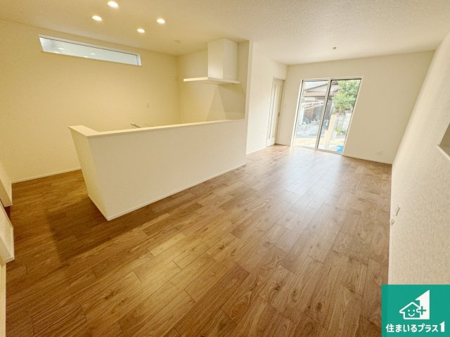 堺市美原区平尾　第5期　未入居一戸建ての居間・リビング|日当たり良好の明るいリビングで朝の目覚めもスッキリできそう！対面キッチンでご家族のコミュニケーションも自然と増える設計！小さなお子様が遊ぶスペースを作っても広々とくつろげるLDK！