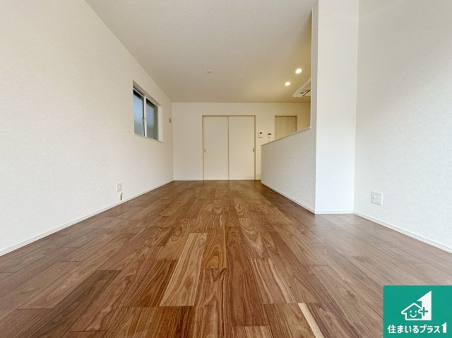 堺市美原区平尾　第5期　未入居一戸建ての居間・リビング|リビングと統一感があり、使い勝手のいいキッチン。広々としているので、二人並んで作業が出来ちゃいます。お子様と一緒に色々なお料理に挑戦できるスペースがあります。