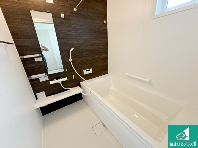 堺市美原区平尾　第5期　未入居一戸建ての玄関|足をゆったり伸ばして寛げる浴槽です。窓が設けられていますので差し込む光が明るく穏やかな雰囲気にしてくれます♪浴室乾燥機も設置しているので、雨の日の洗濯物も安心です♪