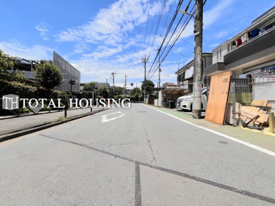 【前面道路含む現地写真】 | 調布市柴崎2丁目　新築戸建　最終1棟
