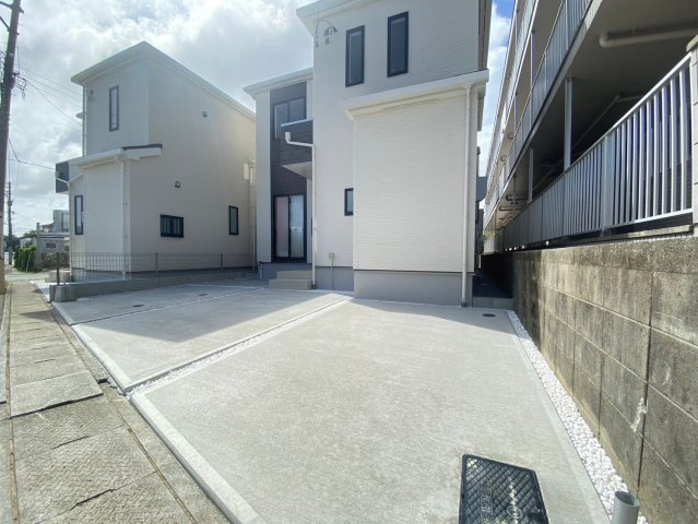 ハートフルタウンうるま市みどり町Ⅴ　全3棟　2号棟の駐車場