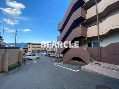 【駐車場】 | ビューハイツ京都山科 | 駐車場があるので、車を買う予定の方も安心です