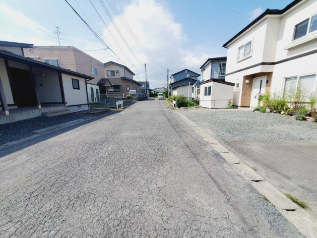 八戸市大字糠塚字前谷地の前面道路含む現地写真