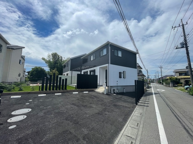上里町七本木　築浅2080の前面道路含む現地写真|隣地との距離も保ちながらも綺麗な街並みに溶け込みました！ 駐車スペースやお庭も十分に確保しています！