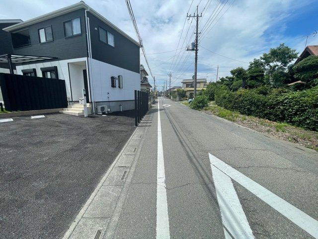 上里町七本木　築浅2080の前面道路含む現地写真
