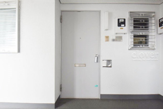 【その他共用部分】 | 皆様をお迎えする、お部屋の玄関ドア。開けやすさや開放角度、ドアノブの操作しやすさや鍵の形状などを、現地で一度ご確認ください。～即日のご見学可能～　お問合せはお気軽にどうぞ。

