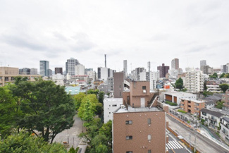 【展望】 | 眼前に広がる空の雄大さと、このお部屋の自慢の一つである「眺望」をご覧ください。毎日、この景色を独り占めできる新生活に夢が広がります。～即日のご見学可能～　お問合せはお気軽にどうぞ。
