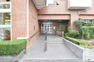 【エントランス】 | マンションの正面エントランス。出入りする人間を癒してくれるマンション入り口であり、その建物の「顔」でもあります。～即日のご見学可能～　お問合せはお気軽にどうぞ。