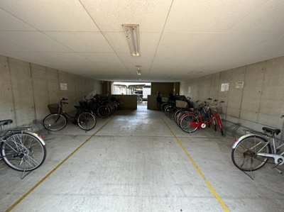 【その他共用部分】 | アネティス鳳 | 駐輪場に屋根があるので、雨の日に自転車が濡れにくく嬉しいですね♪