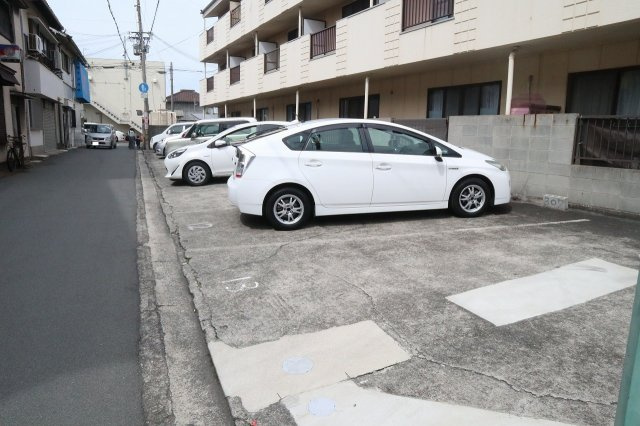 ラ・プラージュ松江中の駐車場