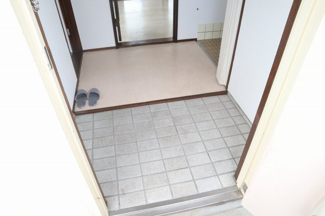 和歌山市松江中３丁目の賃貸マンションの玄関