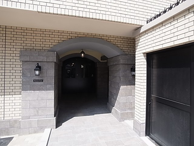 神戸市兵庫区湊町４丁目の賃貸マンションのエントランス