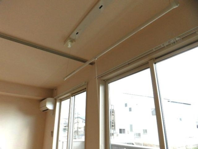 ブライトコート花繰 B棟の設備|B102 室内物干し・エアコン