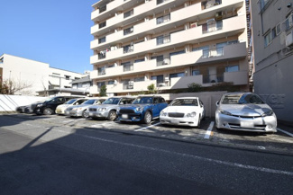 【駐車場】 | マンションの駐車場スペース。空きの有無や駐車料金、サイズ規定などについては、改めてお問い合わせください。～即日のご見学可能～　お問合せはお気軽にどうぞ。
