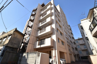 【外観】 | 青空によく映える建物です。手入れの行き届いた外壁やマンション正面エントランスなど、綺麗な姿をぜひ一度、現地にてご覧ください。～即日のご見学可能～　お問合せはお気軽にどうぞ。