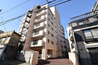 【外観】 | 手入れの行き届いた外壁やエントランスなど、「見ればわかる」レベルで清潔感を保ったマンションです。築年数を感じさせない姿で皆様をお出迎えします。～即日のご見学可能～　お問合せはお気軽にどうぞ。