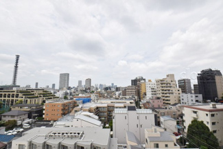 【展望】 | 眼前に広がる空の雄大さと、このお部屋の自慢の一つである「眺望」をご覧ください。毎日、この景色を独り占めできる新生活に夢が広がります。～即日のご見学可能～　お問合せはお気軽にどうぞ。