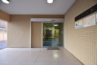 【エントランス】 | お客様を、そして住人を出迎えてくれるマンションのエントランス。ゴミが落ちていないことからも、管理状態の良さや住民の節度の高さが見て取れます。～即日のご見学可能～　お問合せはお気軽にどうぞ。
