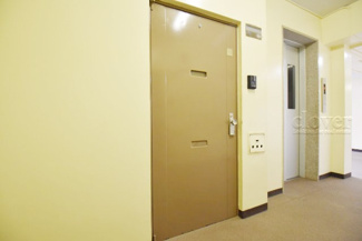 【その他共用部分】 | 皆様をお迎えする、お部屋の玄関ドア。開けやすさや開放角度、ドアノブの操作しやすさや鍵の形状などを、現地で一度ご確認ください。～即日のご見学可能～　お問合せはお気軽にどうぞ。