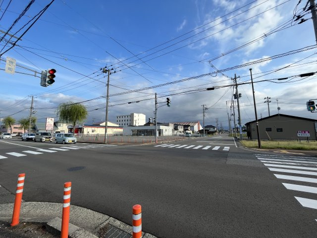 柏崎市錦町_貸店舗の周辺|県道沿いにあり、視認性のある場所に位置します。