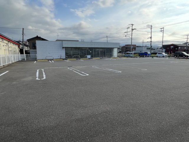 柏崎市錦町_貸店舗の駐車場|約20台駐車可能です。
敷地面積　1387.75㎡　