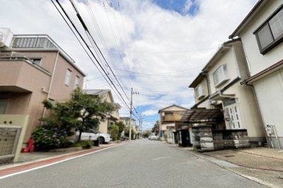 【前面道路含む現地写真】 | 伏見区日野野色町　中古戸建 | 《西側道路》幅員約7ｍのゆったりとした広さです。閑静な住宅地ですので運転が苦手な方も安心して運転できますね。
