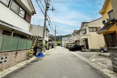 【前面道路含む現地写真】 | 伏見区日野野色町　中古戸建 | 《南側道路》南側の道路も幅員約6ｍとゆったりとした広さです。