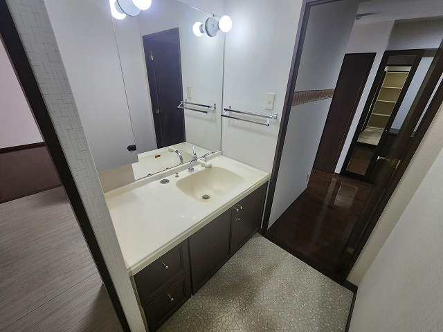 スカイステージ３３の独立洗面台|広々とした洗面台なので朝の身支度に使いやすいです