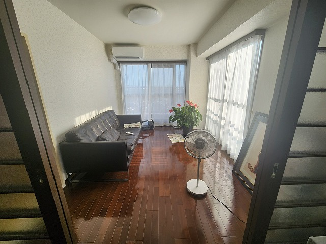 スカイステージ３３の洋室|落ち着いた色調の洋室です。2013年製のエアコンが付いております。