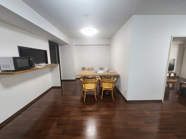 スカイステージ３３の居間・リビング|こちらのリビングで趣味の時間をお楽しみください