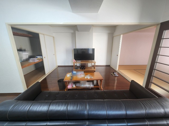 スカイステージ３３の居間・リビング|約23.5帖の非常に広いリビングです