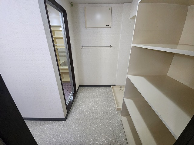 スカイステージ３３の洗面所|洗面所には広々とした収納スペースがあります