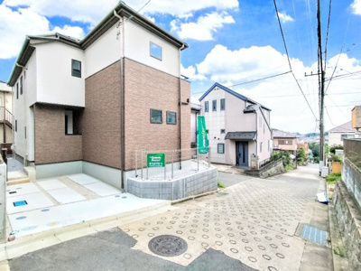 【前面道路含む現地写真】 | ◆◇多摩美1丁目　新築戸建て◇◆ | ◆堂々たる趣ながら、主張し過ぎずどこか余裕を感じさせるシャープなフォルムで佇む邸宅は、晴天の空と照らし合わせる事で、本来あるべき完成形の姿を見せてくれます。