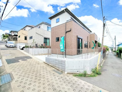 【外観】 | ◆◇多摩美1丁目　新築戸建て◇◆ | ◆一戸建てを中心とした街並みが整然と続き、周辺は高い建物が建っていないので、緑の多い閑静な趣を感じる環境です。街並みや周辺環境も重要なポイントです！！